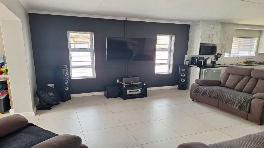 3 Bedroom Property for Sale in Overbaakens Eastern Cape